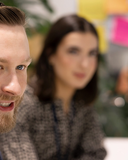 攝影棚肖像(深色背景)