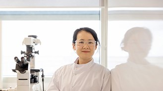 攝影棚肖像(淺色背景)