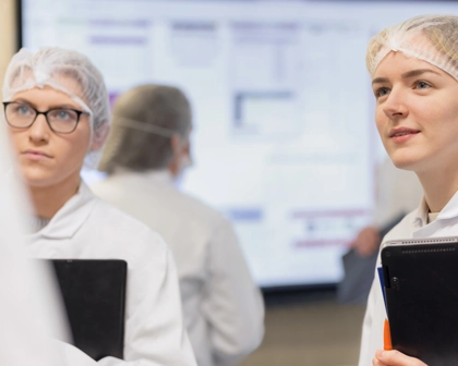 攝影棚肖像(淺色背景)