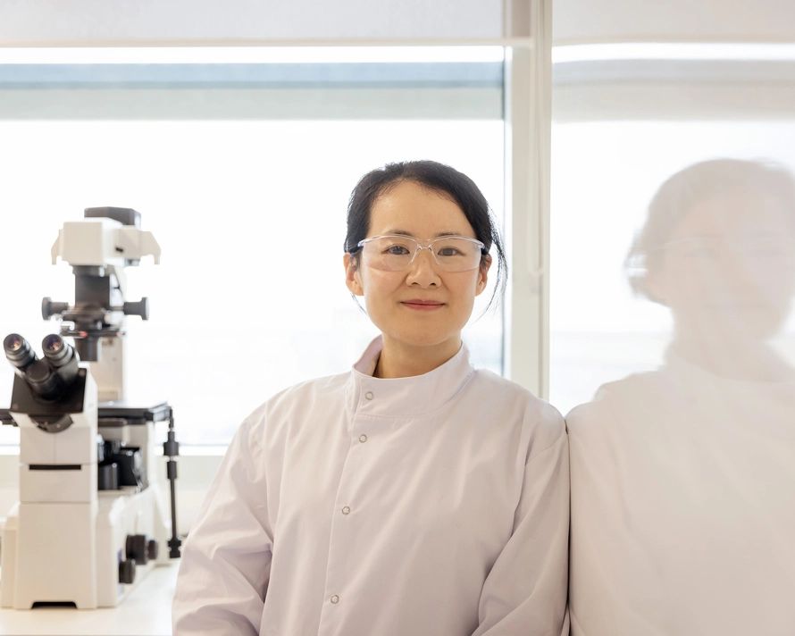 攝影棚肖像(淺色背景)