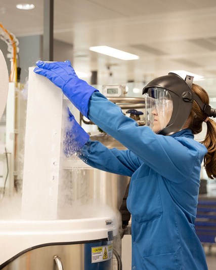 攝影棚肖像(淺色背景)