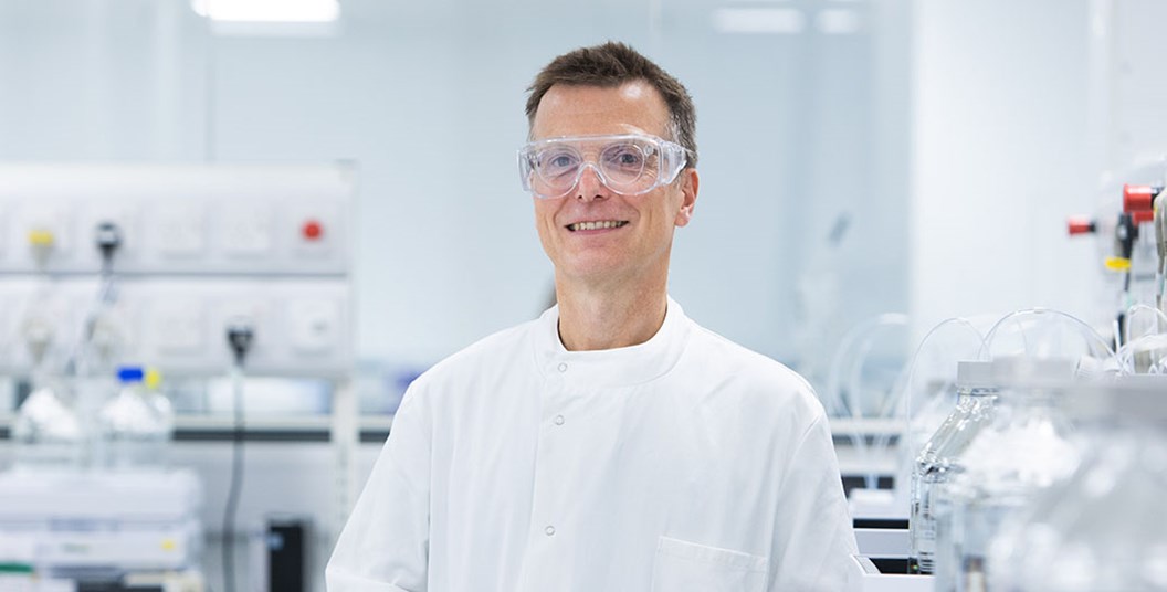 攝影棚肖像(淺色背景)