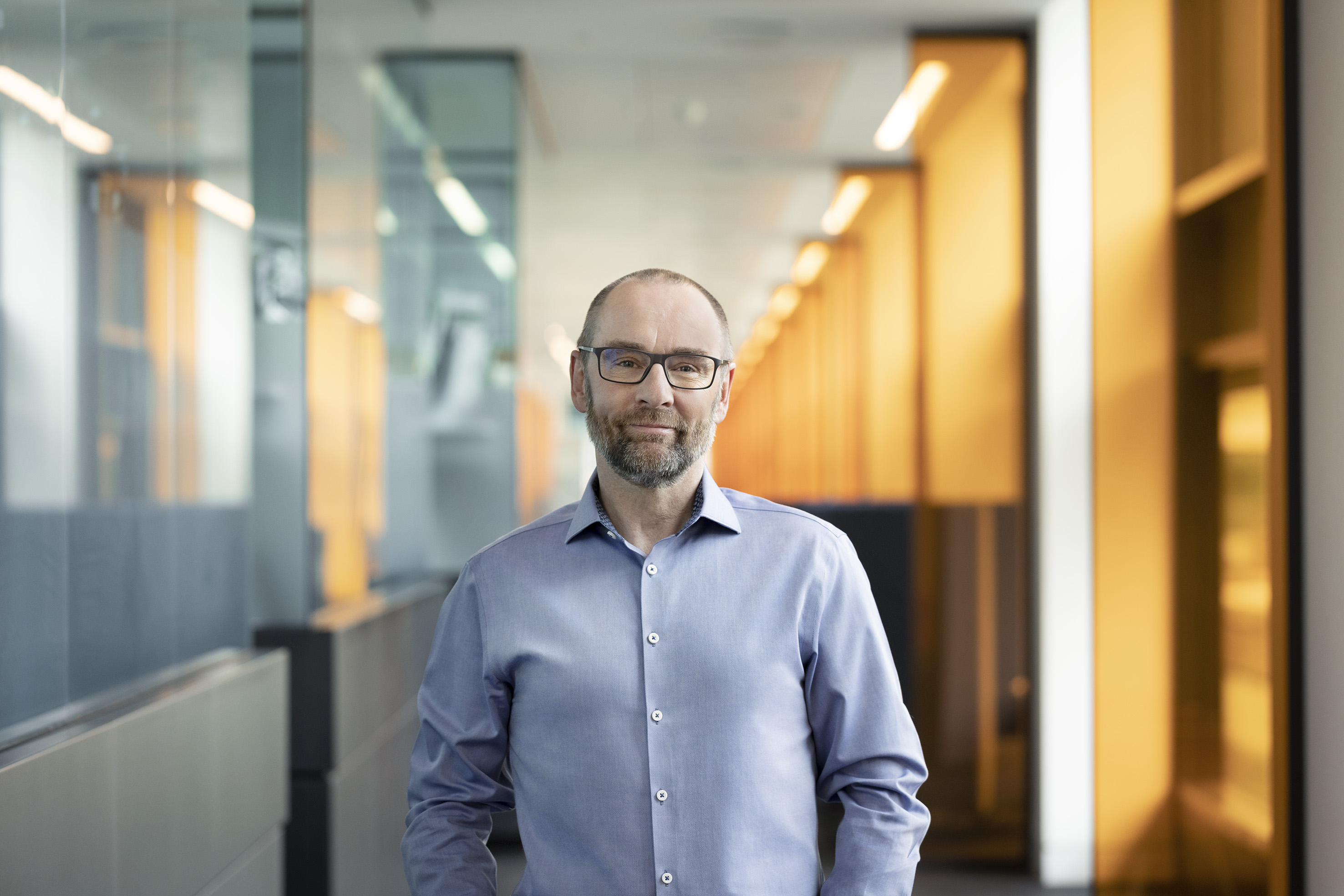 攝影棚肖像(淺色背景)