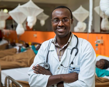 攝影棚肖像(深色背景)