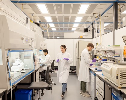 攝影棚肖像(淺色背景)