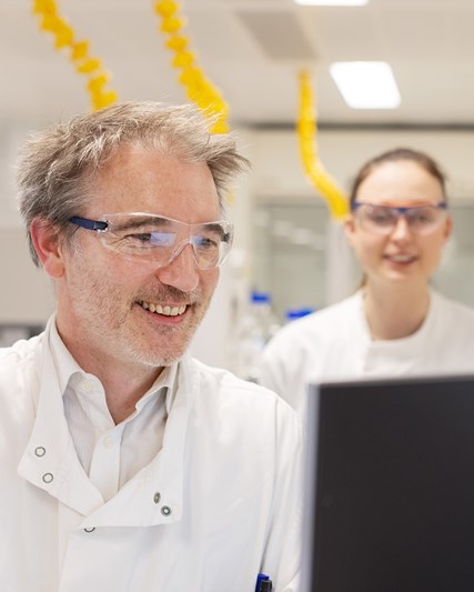 攝影棚肖像(淺色背景)