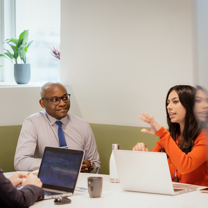 攝影棚肖像(淺色背景)