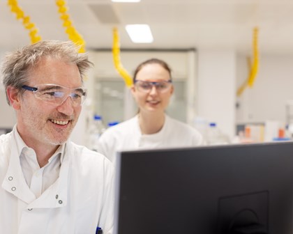 攝影棚肖像(淺色背景)