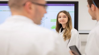 攝影棚肖像(淺色背景)