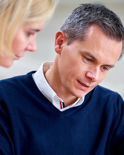 攝影棚肖像(淺色背景)