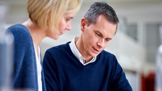 攝影棚肖像(淺色背景)