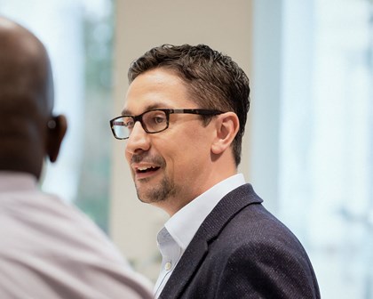 攝影棚肖像(淺色背景)