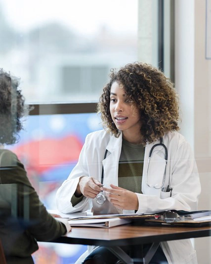 攝影棚肖像(淺色背景)