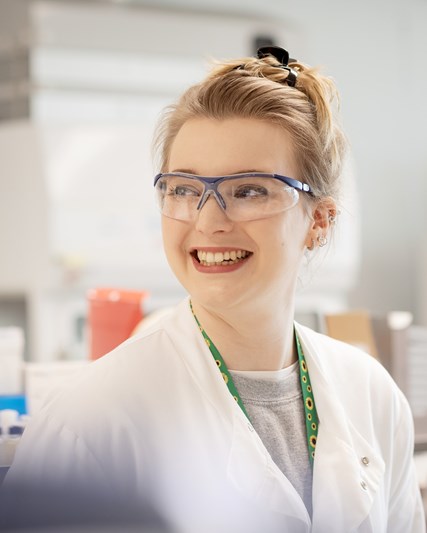 攝影棚肖像(淺色背景)