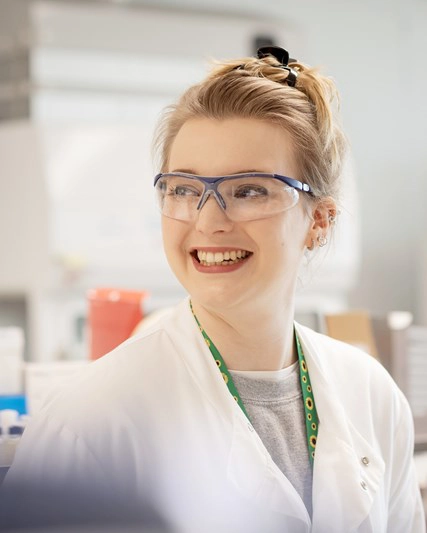 攝影棚肖像(淺色背景)