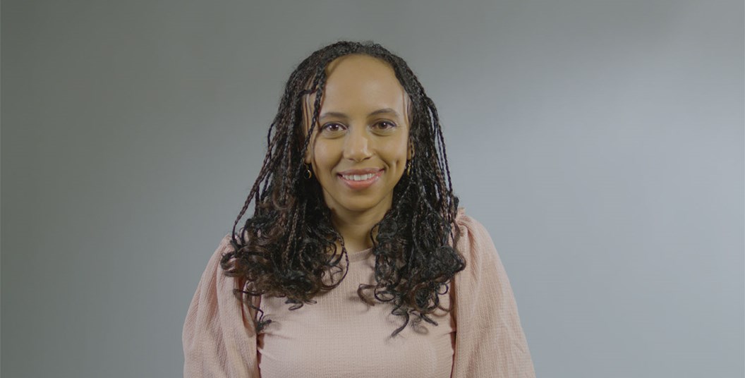 攝影棚肖像(深色背景)