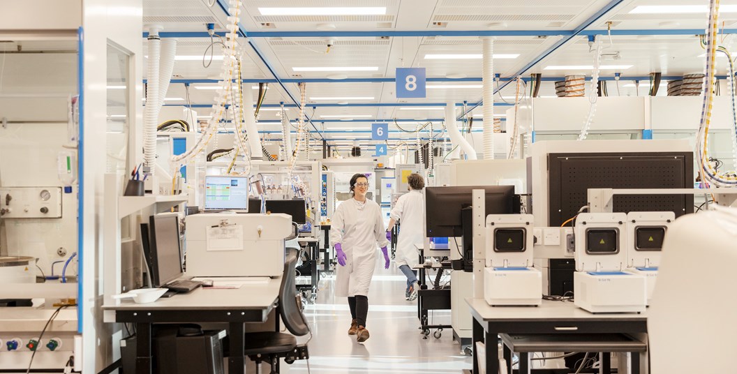 攝影棚肖像(淺色背景)